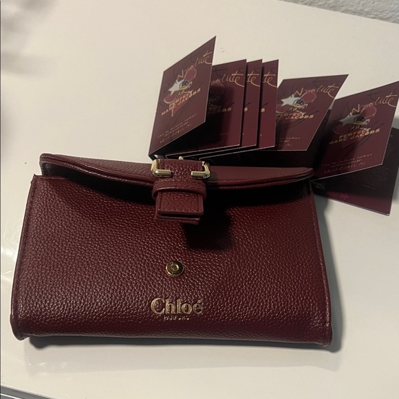 New Women's Chloé Burgundy Gold Buckle
Cosmetic Pouch Bag with 6- perfume sample - Picture 4 of 17